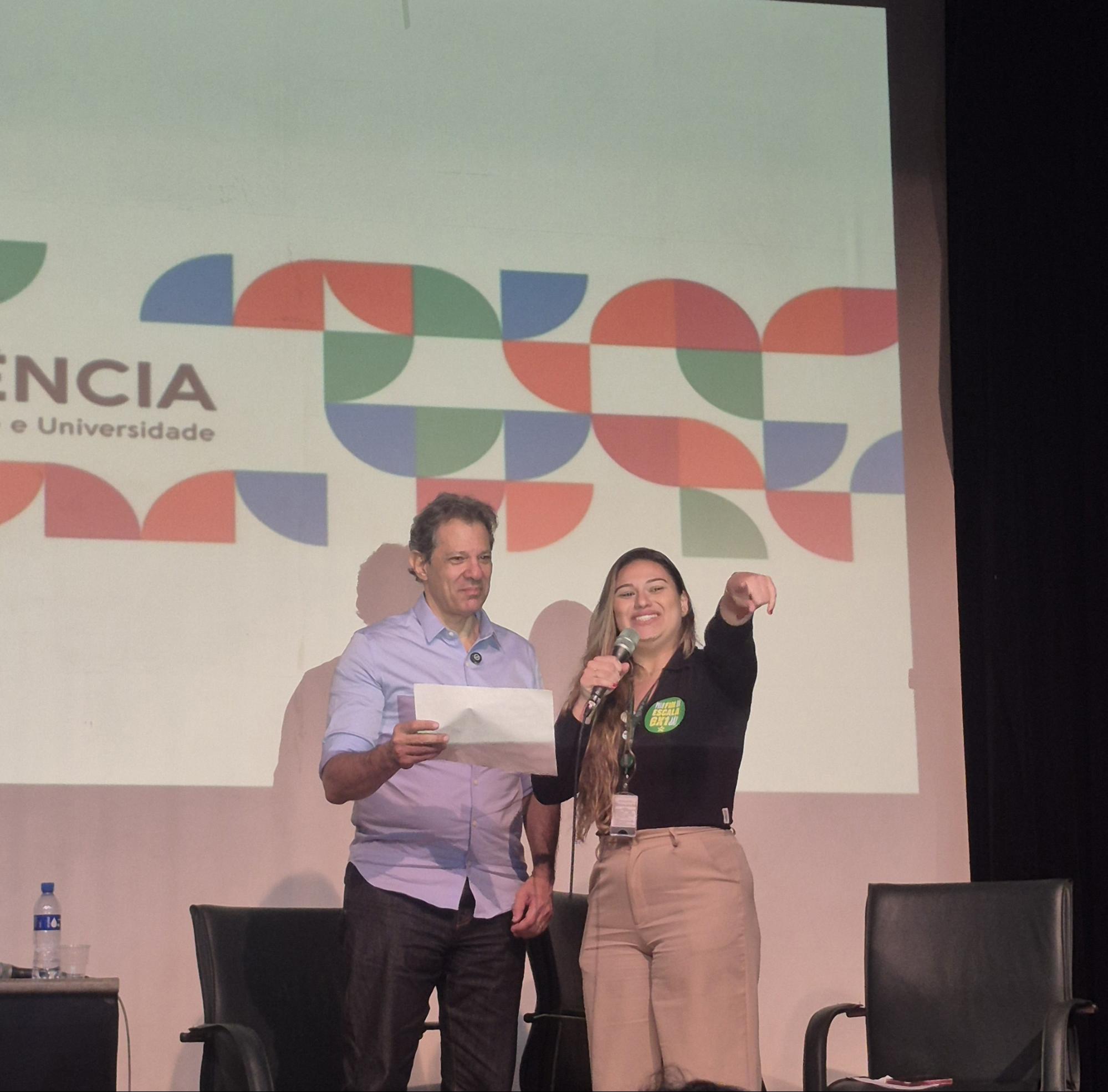 Na imagem, Fernando Haddad ao lado de uma das organizadoras do evento