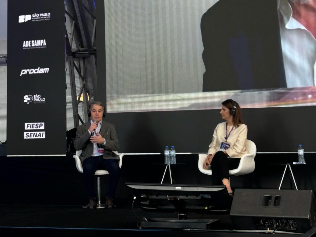 Homem e mulher conversando em palestra sobre a COP 30.