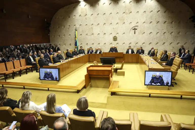 Audiência em sala com presidente do STF ao centro de uma mesa.