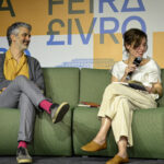 A imagem mostra Chico Mattoso e Maria Brant presentes em na mesa de Infâncias Sob Ditadura em A Feira do Livro 2026