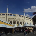 Arena Pacaembu ao fundo. Na frente, tendas da Feira do Livro 2026
