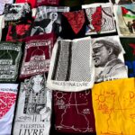 Estande de camisetas/ecobags nA Feira do Livro 2026, na Praça Charles Miller