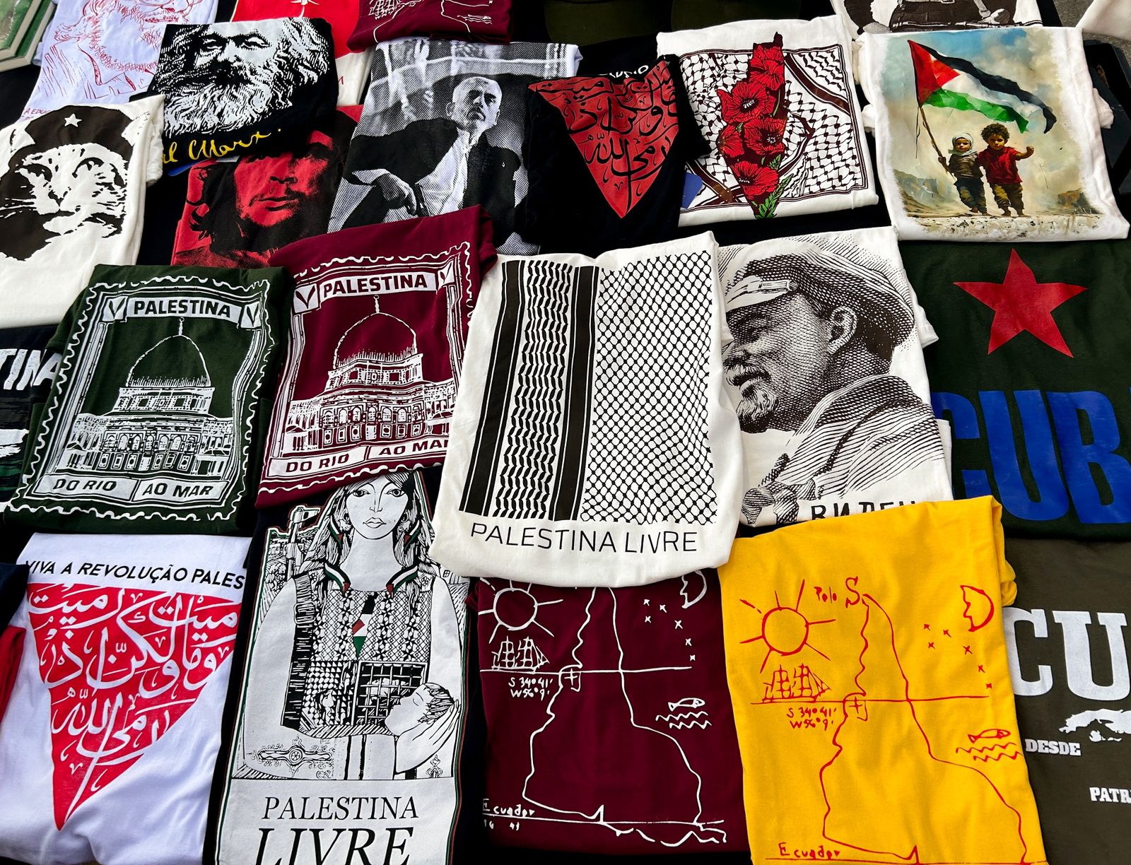 Estande de camisetas/ecobags nA Feira do Livro 2026, na Praça Charles Miller