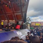 a imagem mostra um palco cuja banda detonaltas se apresenta