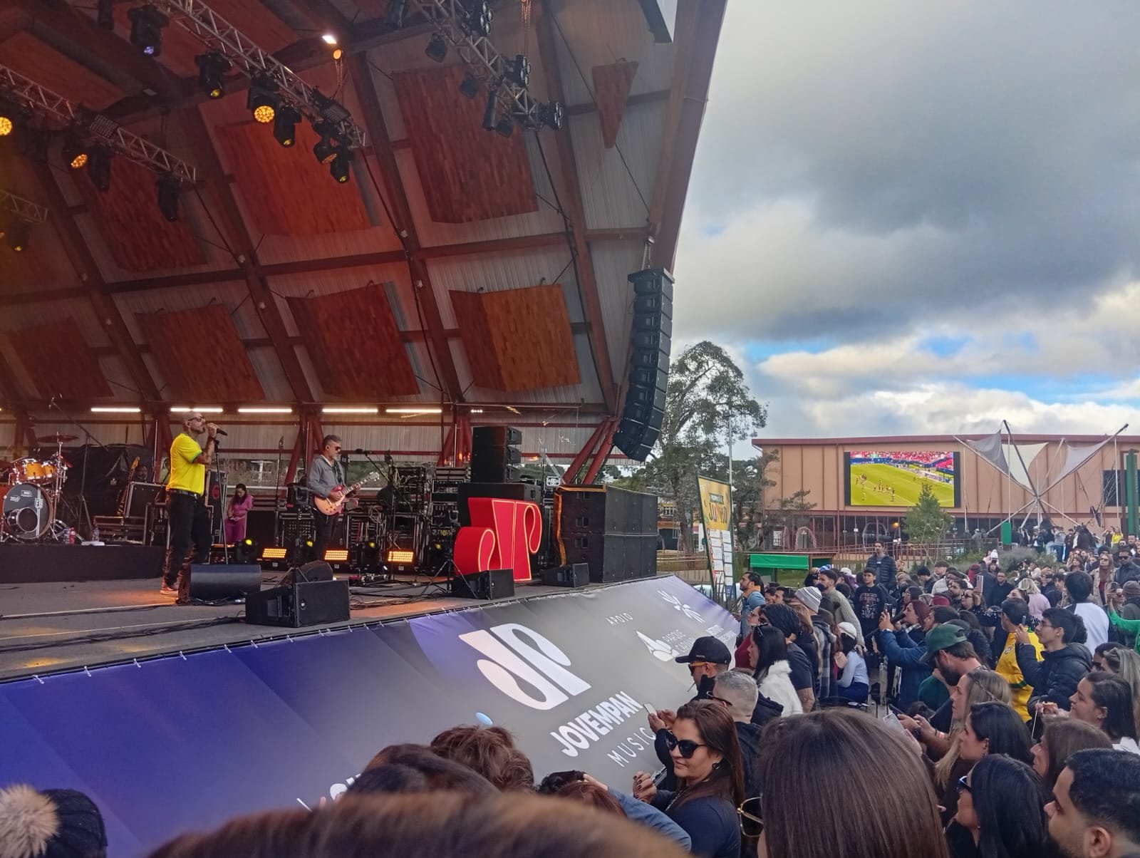 a imagem mostra um palco cuja banda detonaltas se apresenta