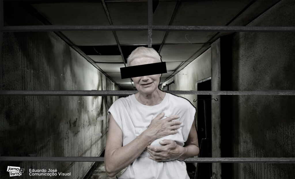 Na imagem, uma idosa dentro de um manicômio