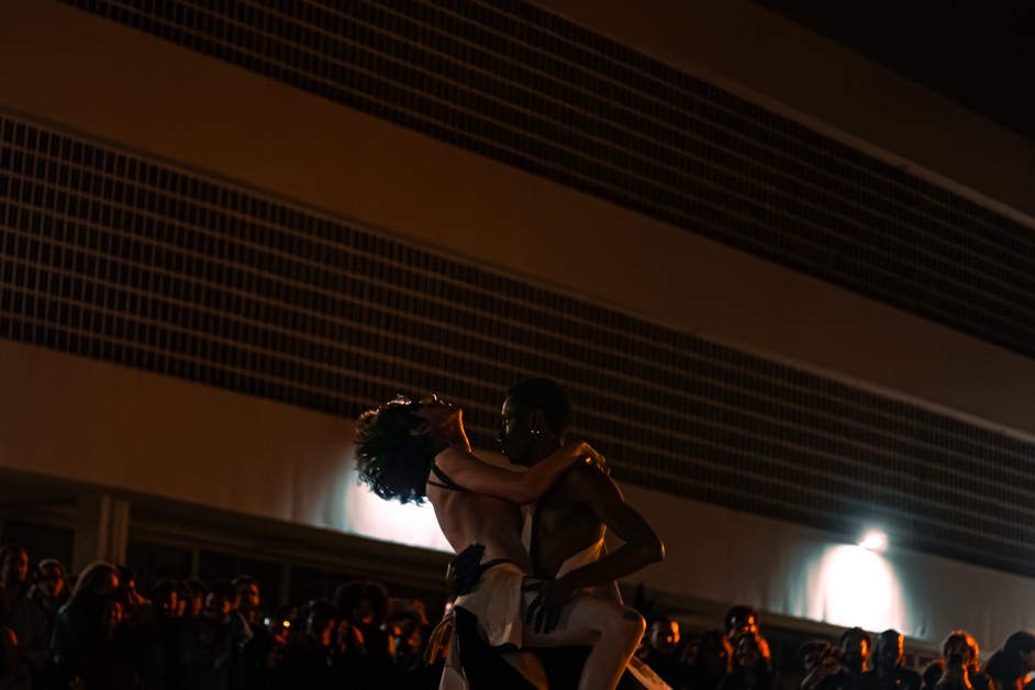Foto que levou o segundo lugar no II Concurso de Fotografia na II Semana do Audiovisual e retrata uma dança entre duas pessoas.
