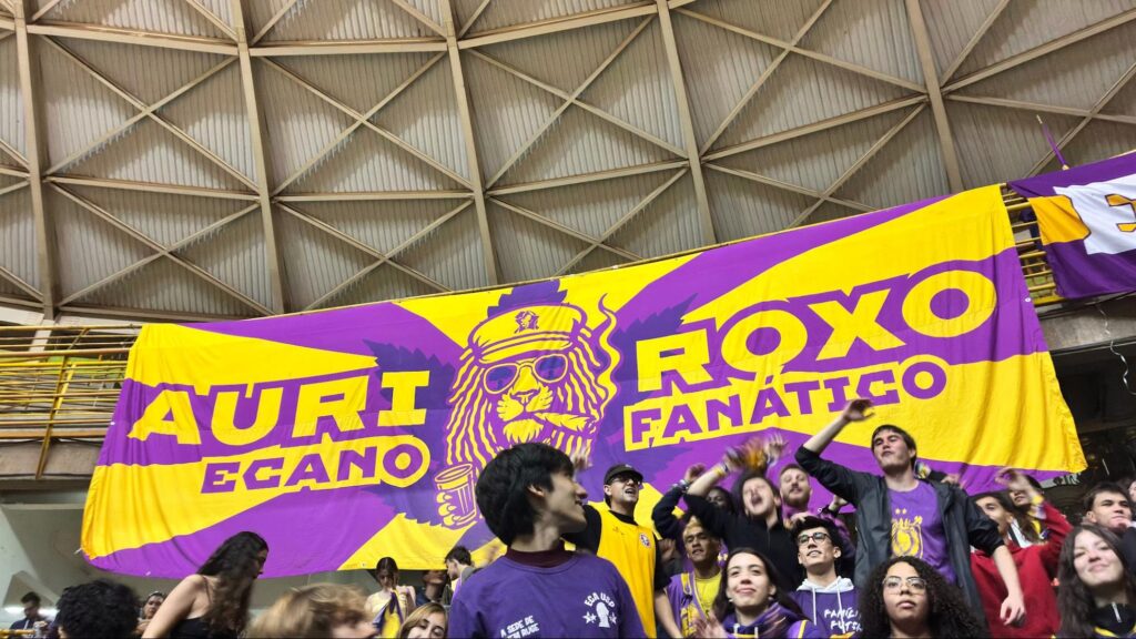 Fotografia que levou o terceiro lugar no II Concurso de Fotografia da II Semana do Audiovisual e retrata a união do Aurirroxo, torcida da Escola de Comunicações e Artes
