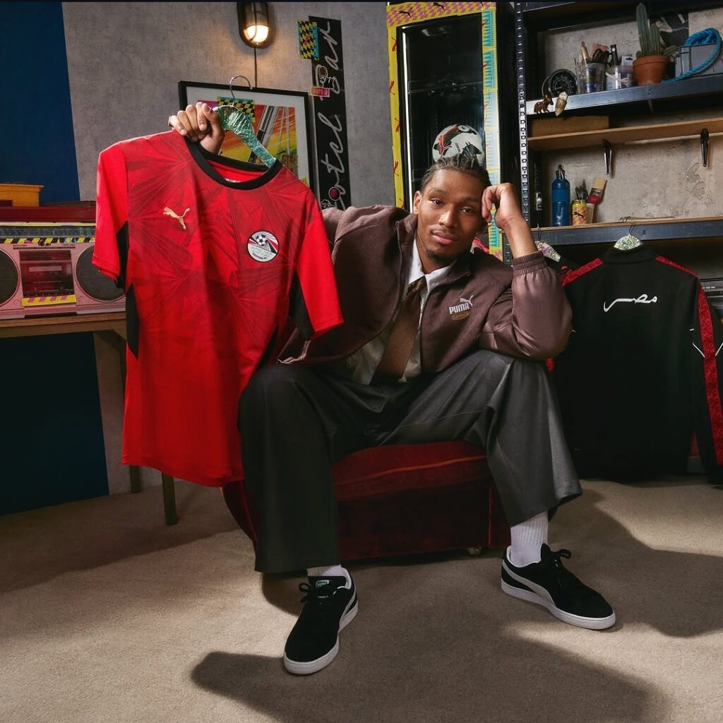 Nova camiseta usada pela seleção do Egito durante os jogos da Copa do Mundo de 2026, depois das mudanças solicitadas pela FIFA para o uniforme