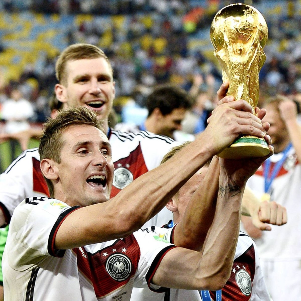 Seleção da Alemanha comemora com a taça da Copa