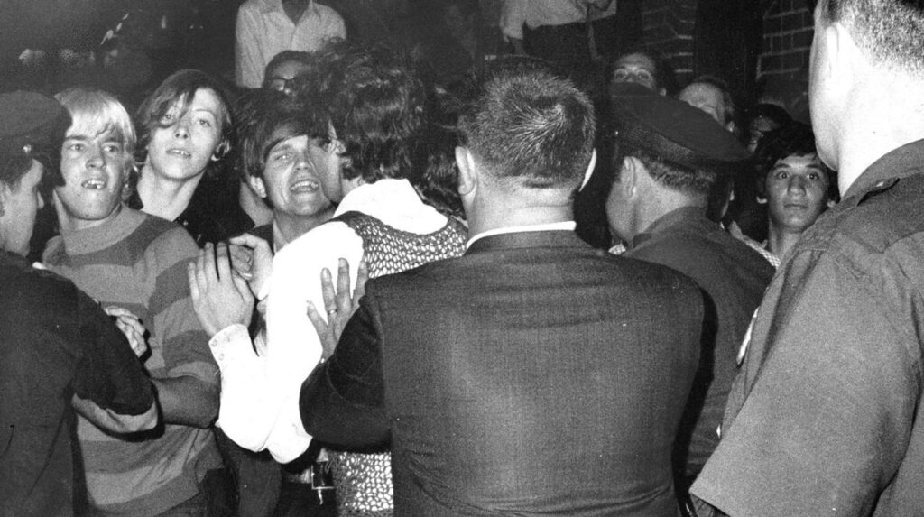 A magem mostra a abordagem dos policiais no dia da revolta. Um grande volume de pessoas se aparece apertada sendo empurrada por policiais