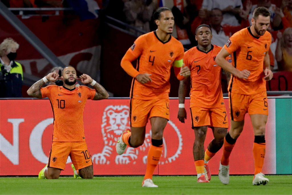 Comemoração de Memphis Depay após marcar um gol pela Holanda