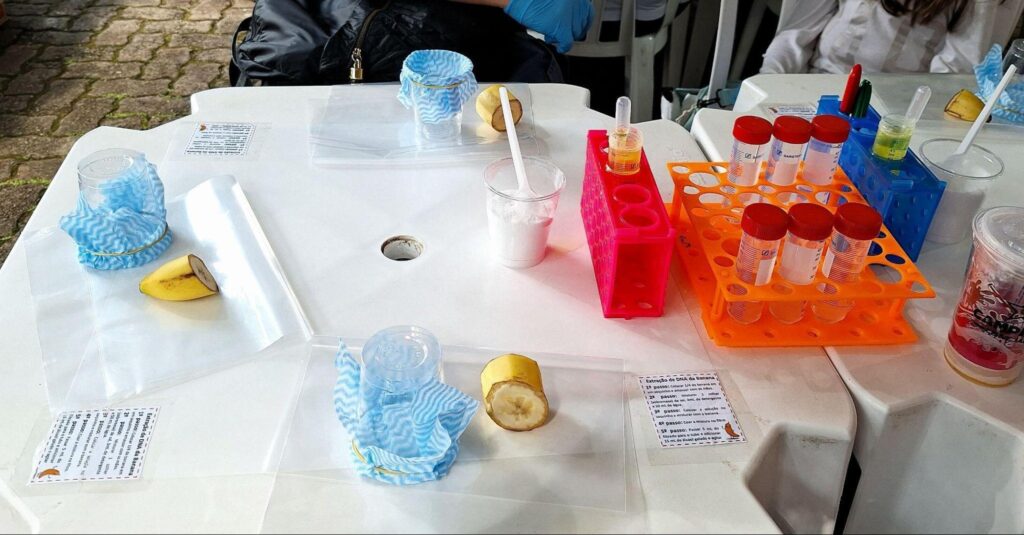 Mesa com instrumentos para experimento com o DNA da banana.