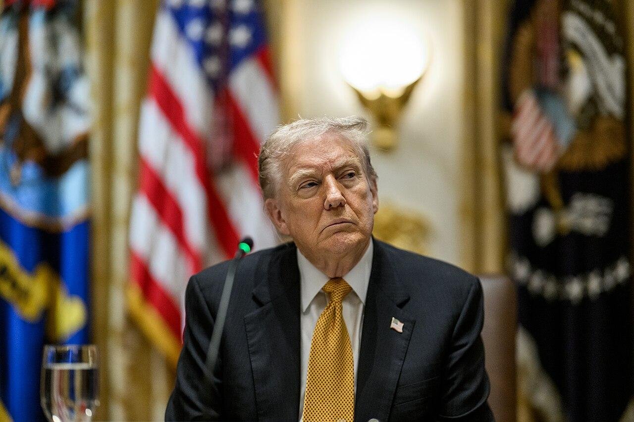 Donald Trump em frente a um microfone