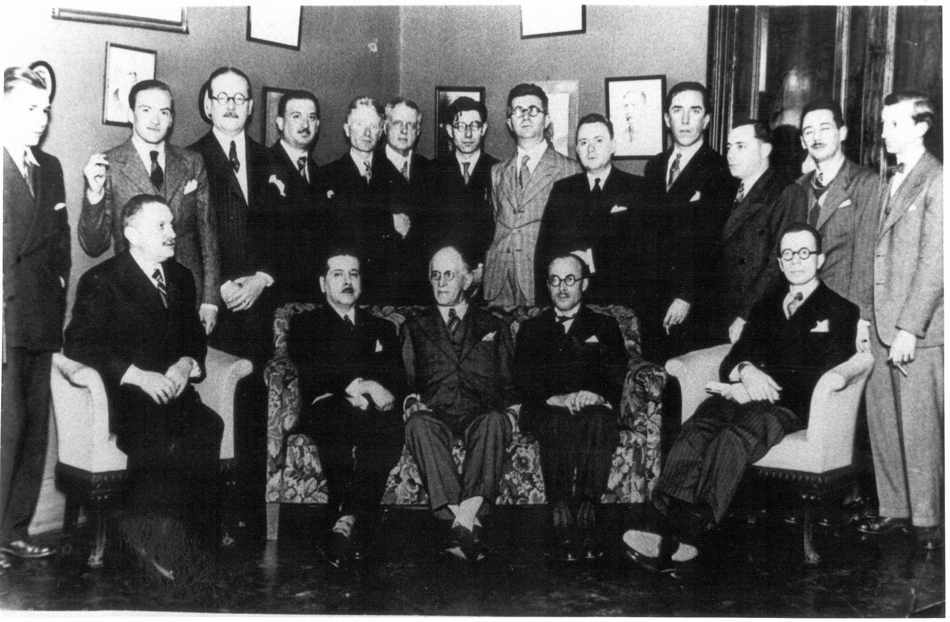 Na imagem, uma turma de ex-alunos e professores da USP no Século 20