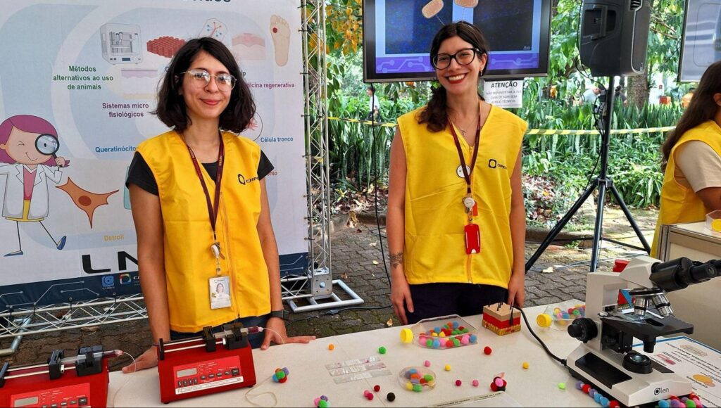 Duas melhores expondo modelos de estruturas científicas em evento na CNPEM.