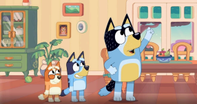 A imagem mostrea três cachorros personagens do desenho Bluey. 