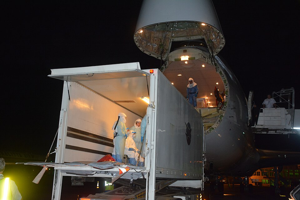 Avião recebendo equipamento de saúde.