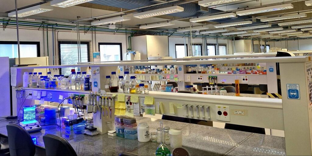Mesas de laboratório do CNPEM.