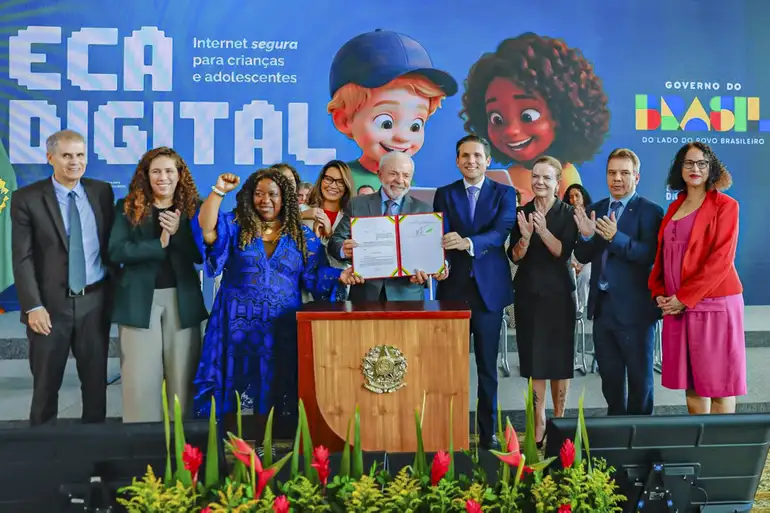 Foto do momento da assinatura do decreto do regulamento ECA Digital