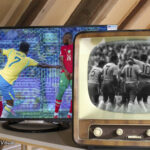 Duas televisões de gerações diferentes exibem partidas de diferentes Copas do Mundo.