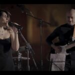 Foto de uma apresentação da cantoria iraniana Parastoo Ahmadi e sua banda