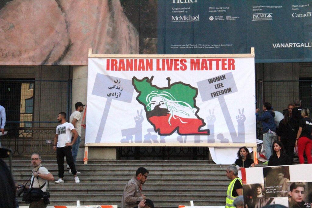 Foto de uma bandeira de um protesto em prol dos direitos das mulheres iranianas.