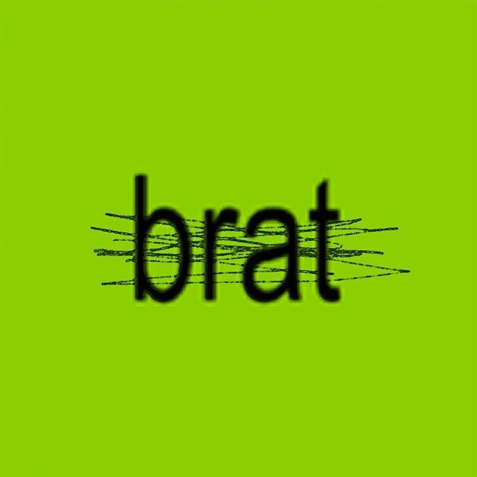a imagem mostra a capa de brat que consiste em um grande espaço sem elementos visuais que possui a cor verde-limão (extretamente vibrante) e o nome do trabalho, 'brat', em leitras em caixa baixa com uma tipografia sem serifa