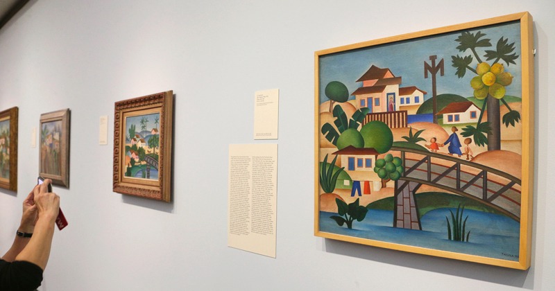 a imagem mostra quadros que estavam disponíveis na exposição de tarsila do amaral