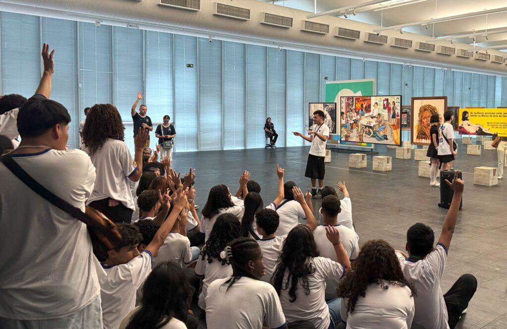 a imagem mostra uma das escursões realizadas no museu