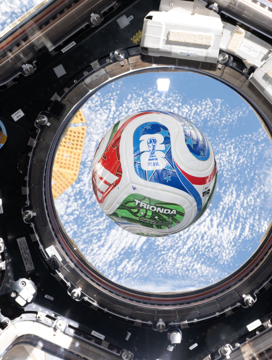 Bola de futebol dentro de espaçonave.