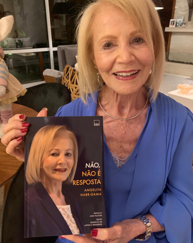 Angelita Habr-Gama segurando sua biografia.