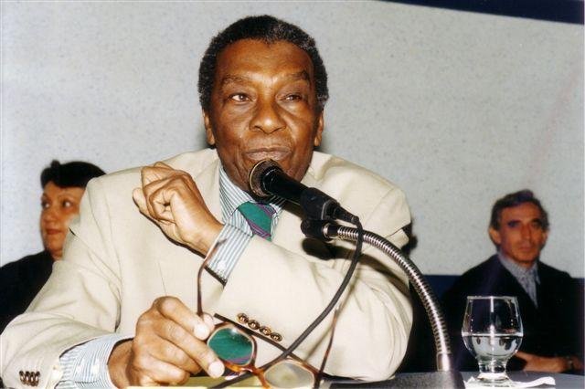 Na imagem, Milton Santos discursando na USP