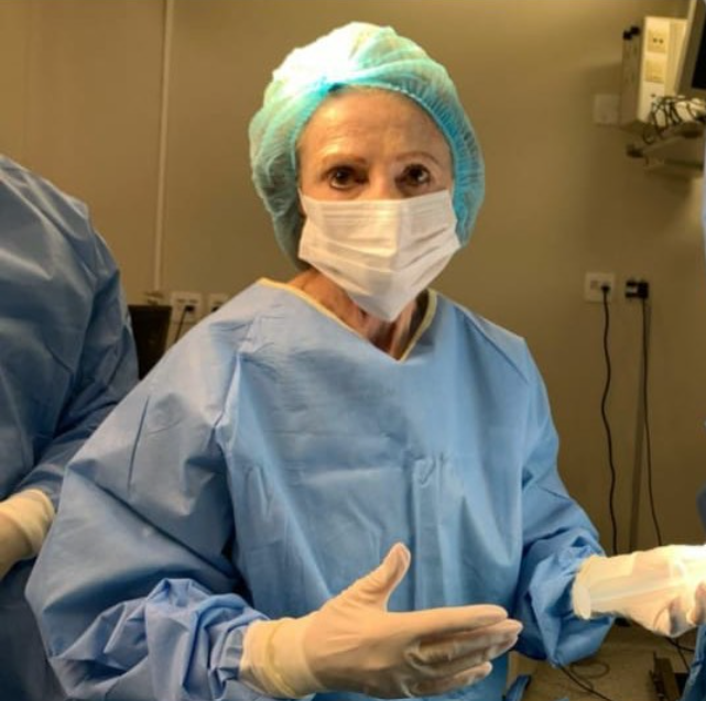Angelita Habr-Gama em um centro cirúrgico com roupas médicas.