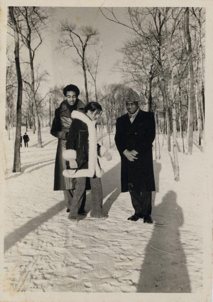 Na imagem, Milton Santos, sua ex-esposa, Fulana e Mitinho em Montreal, no Canadá.