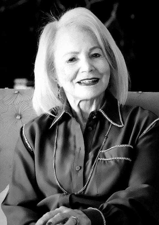 Angelita Habr-Gama sorrindo em foto em preto e branco.