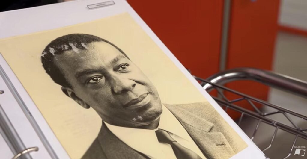 Na imagem, uma foto de Milton Santos no acervo da família
