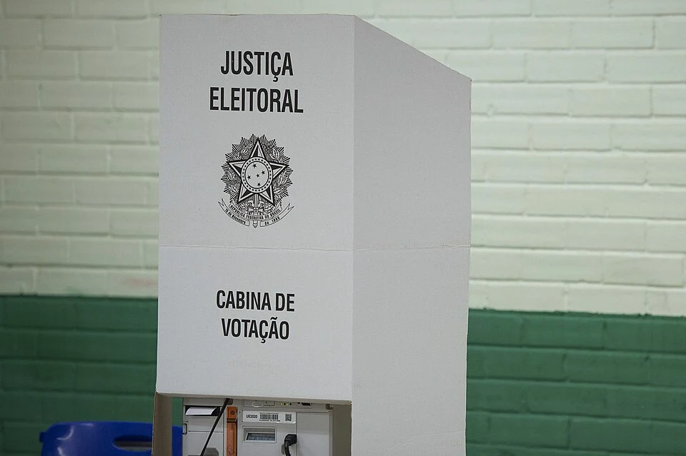 Na imagem, uma cabine de urna eletrônica eleiçoes 2022