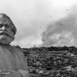 Montagem em preto e branco com Karl Marx na frene e um cenário de poluição ao fundo.