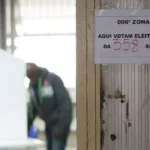 Na imagem, uma pessoa realizando uma votação