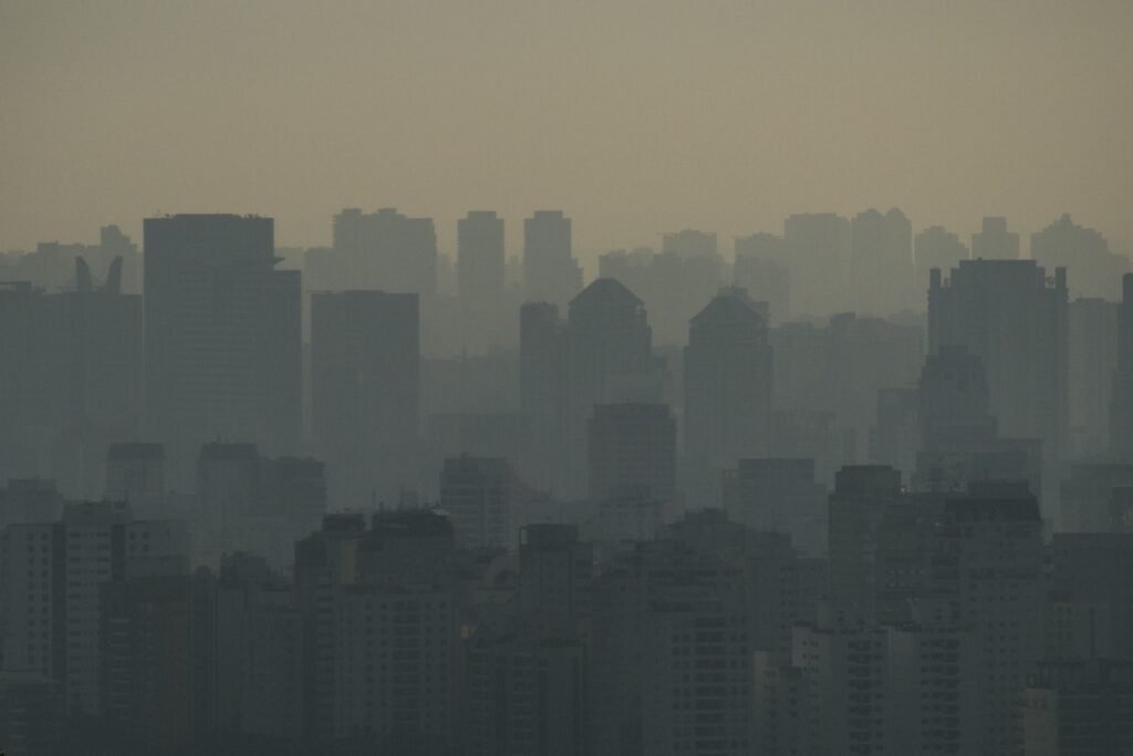 Céu encoberto por poluição atmosférica