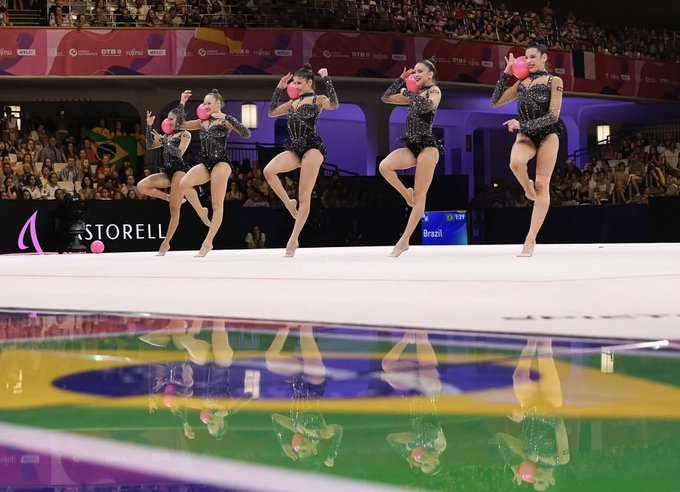 Seleção brasileira feminina durante a apresentação com cinco bolas no Mundial de Ginástica Rítmica 