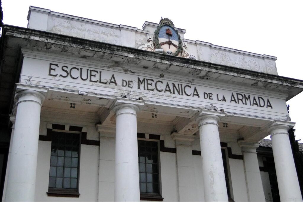 Edifício branco com os dizeres "escuela de mecanica de la armada"