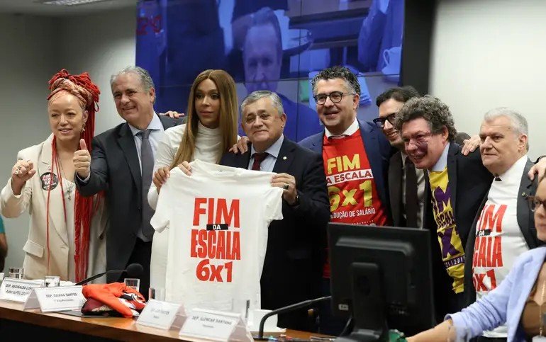 Na imagem, a deputada Erika Hilton, e parlamentares do Psol comemorando o fim da escala 6X1