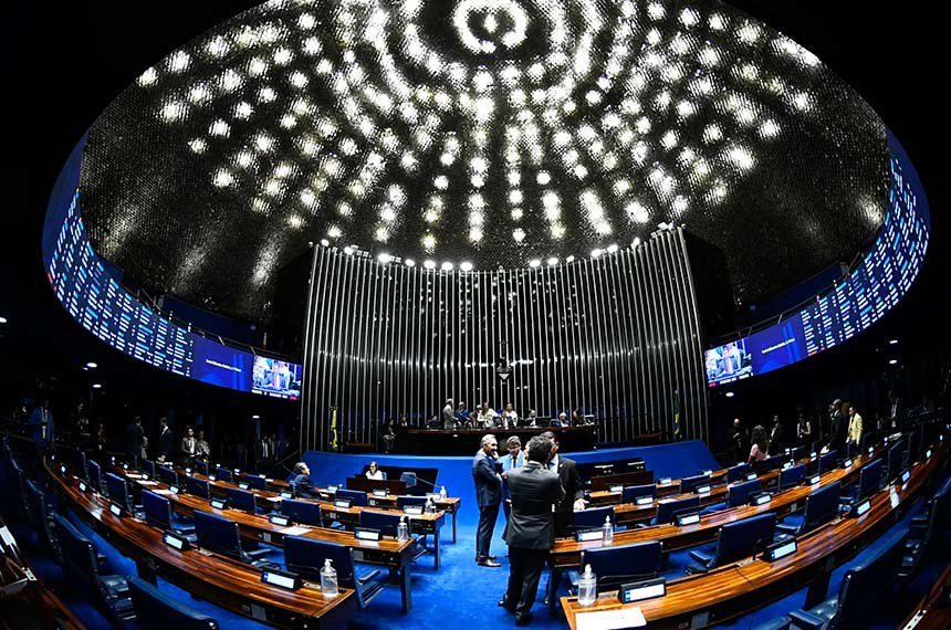 sala do Senado Federal com lustres brilhantes