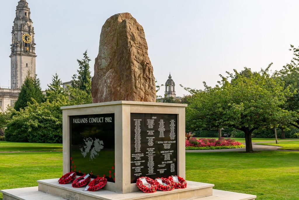 Monumento em homenagem aos mortos da ditadura argentina com flores embaixo