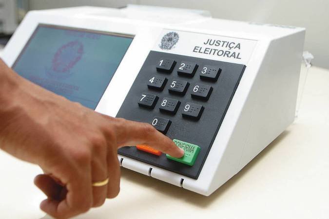 Urna branca com um dedo votando no confirma