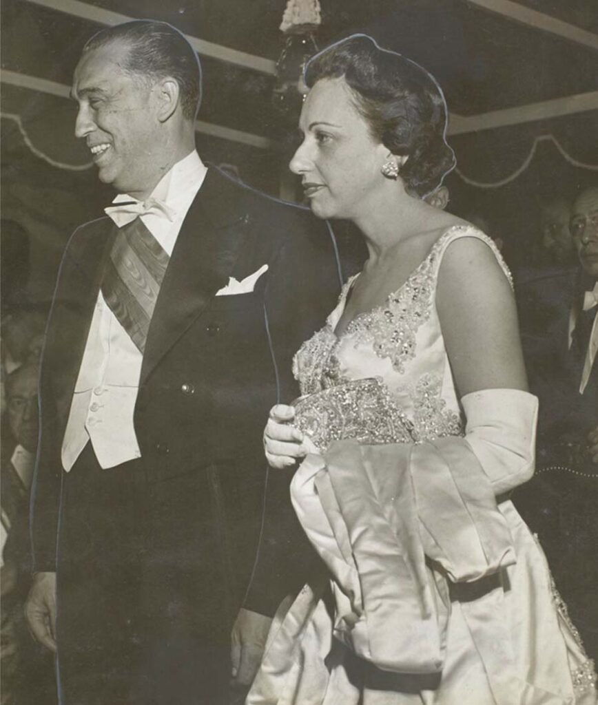Casal branco vestido com roupas de gala num casamento