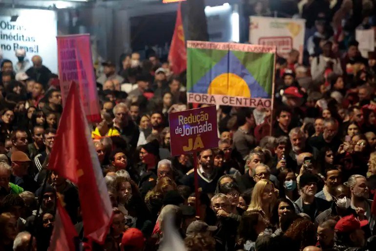 Na imagem, pessoas em um a manifestação contra o fim da escala 6x1