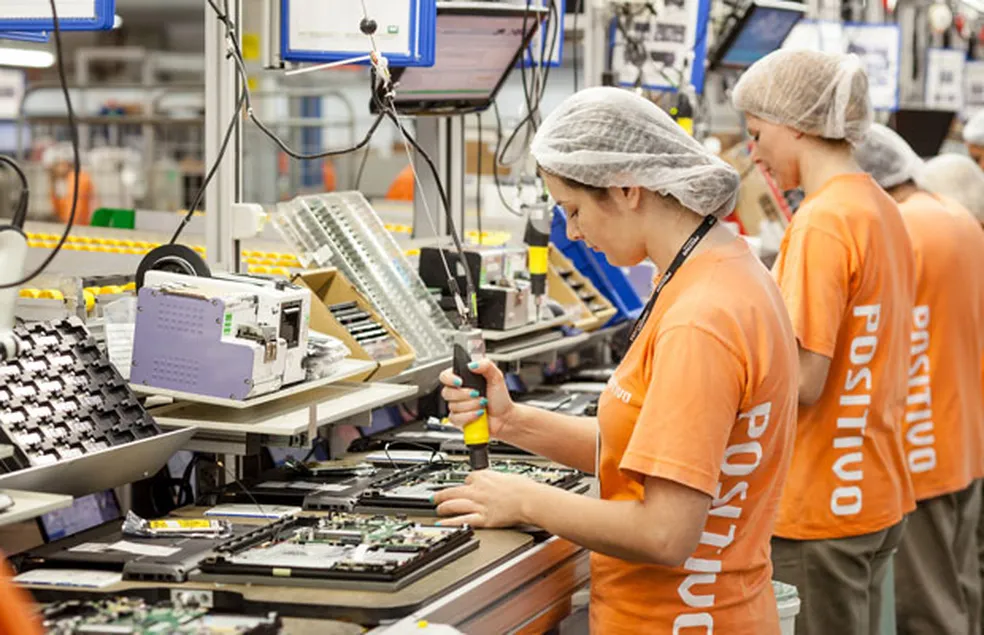 Na imagem, trabalhadores da fábrica da Positivo